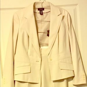 Women’s pants suit